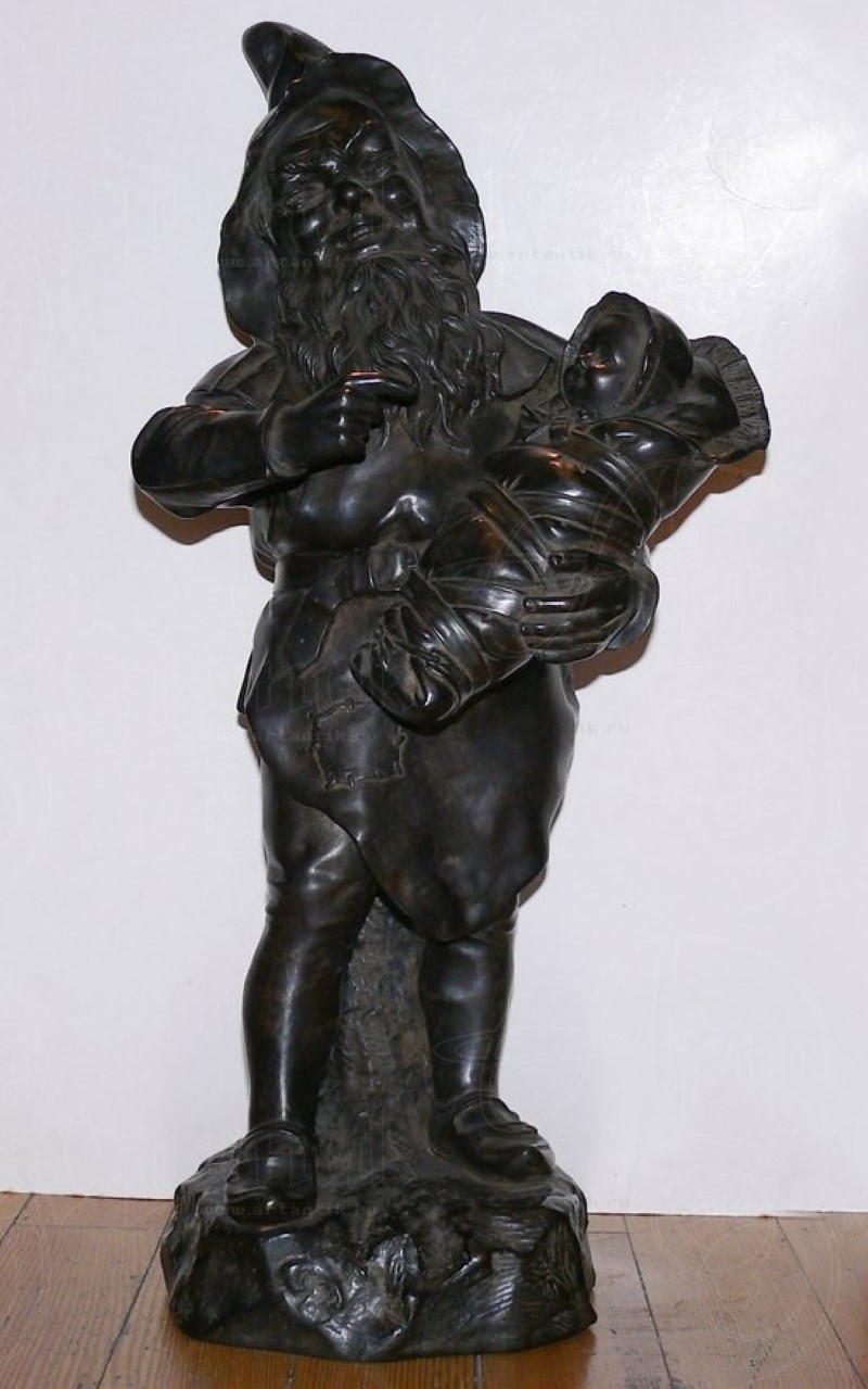 Гном с ребенком, каслинское литье 1908 г. Клейма: «КАС.З», «Тепляковъ»